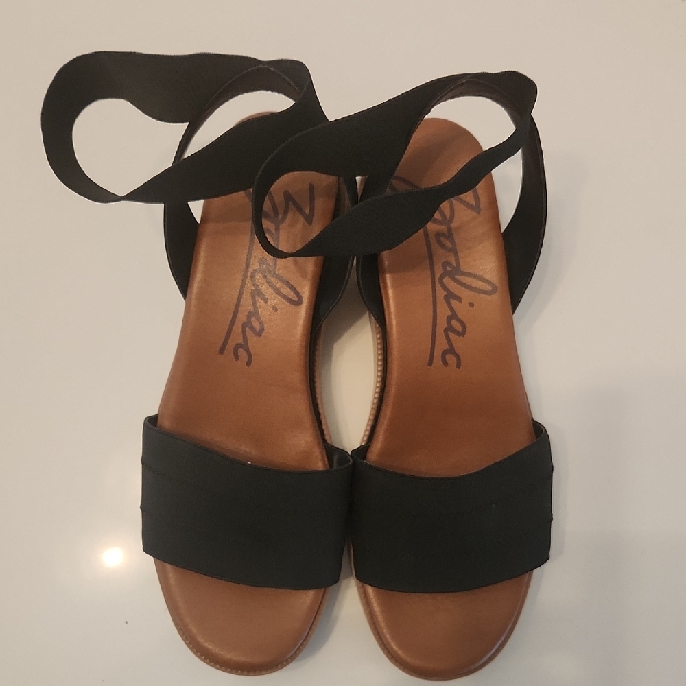 Zodiac Black and White Platform Sandals - Picture 3 of 6